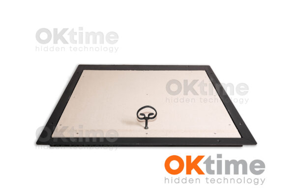 Zamknięty właz podłogowy OK Time 80×80 cm z kluczem na powierzchni