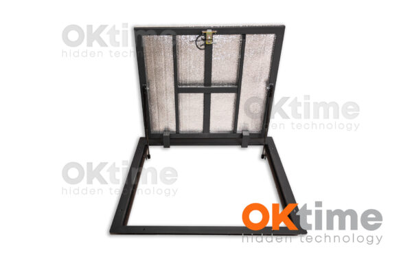 Otwarty właz do piwnicy 80×80 cm z siłownikami gazowymi