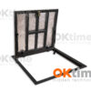 Otwarty właz rewizyjny do piwnicy 80×80 cm z siłownikami gazowymi – widok pod kątem