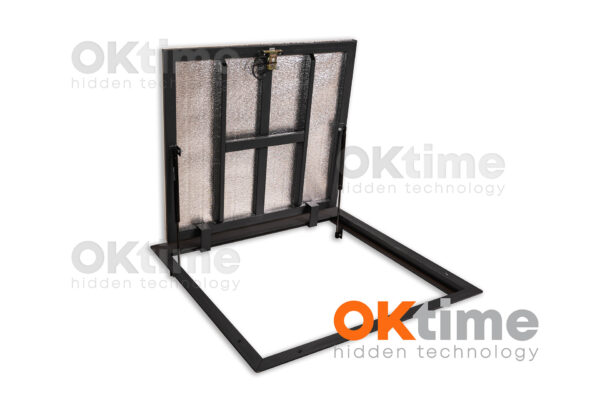 Otwarty właz rewizyjny do piwnicy 80×80 cm z siłownikami gazowymi – widok pod kątem